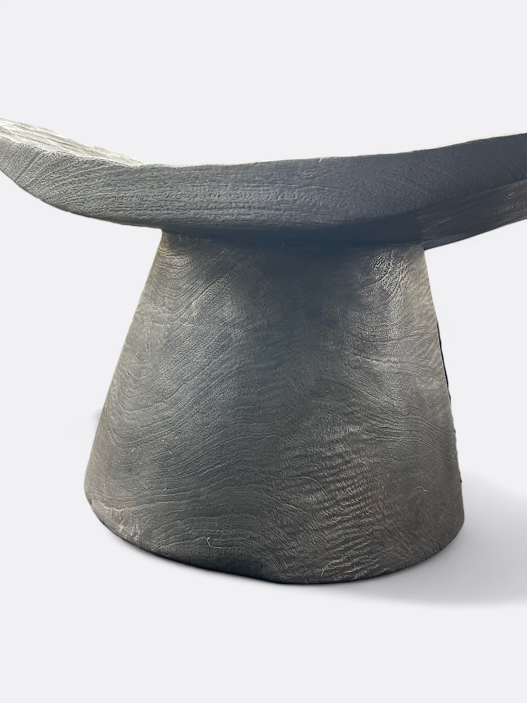 Tabouret Tanoa en teck massif - vue d'ensemble dans un intérieur
