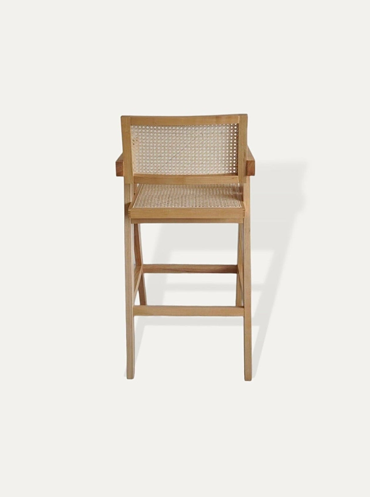 Tabouret haut Sunset en teck et rotin - vue d'ensemble dans un intérieur