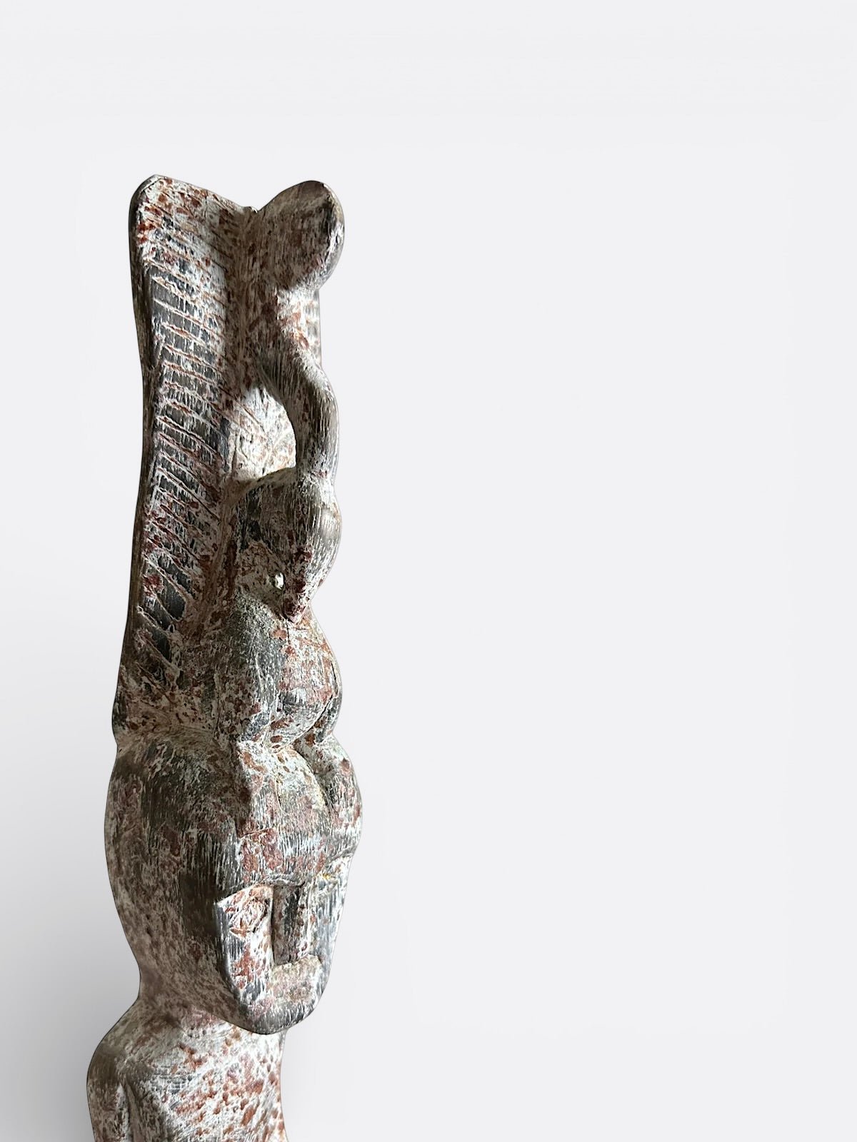 Détail du veinage du bois de Suar sur le totem Kepala Besar