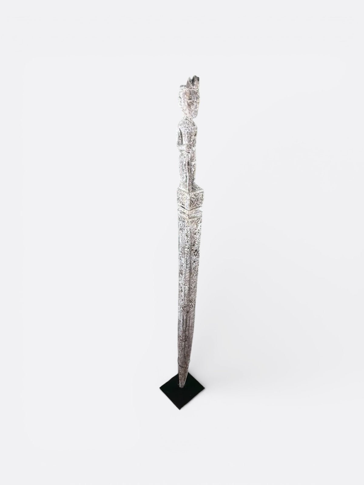 Totem Raja Tongkat dans un intérieur bohème